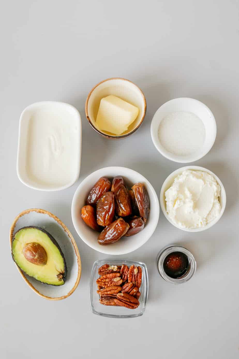 Ingredients needed to make avocado cheesecake.