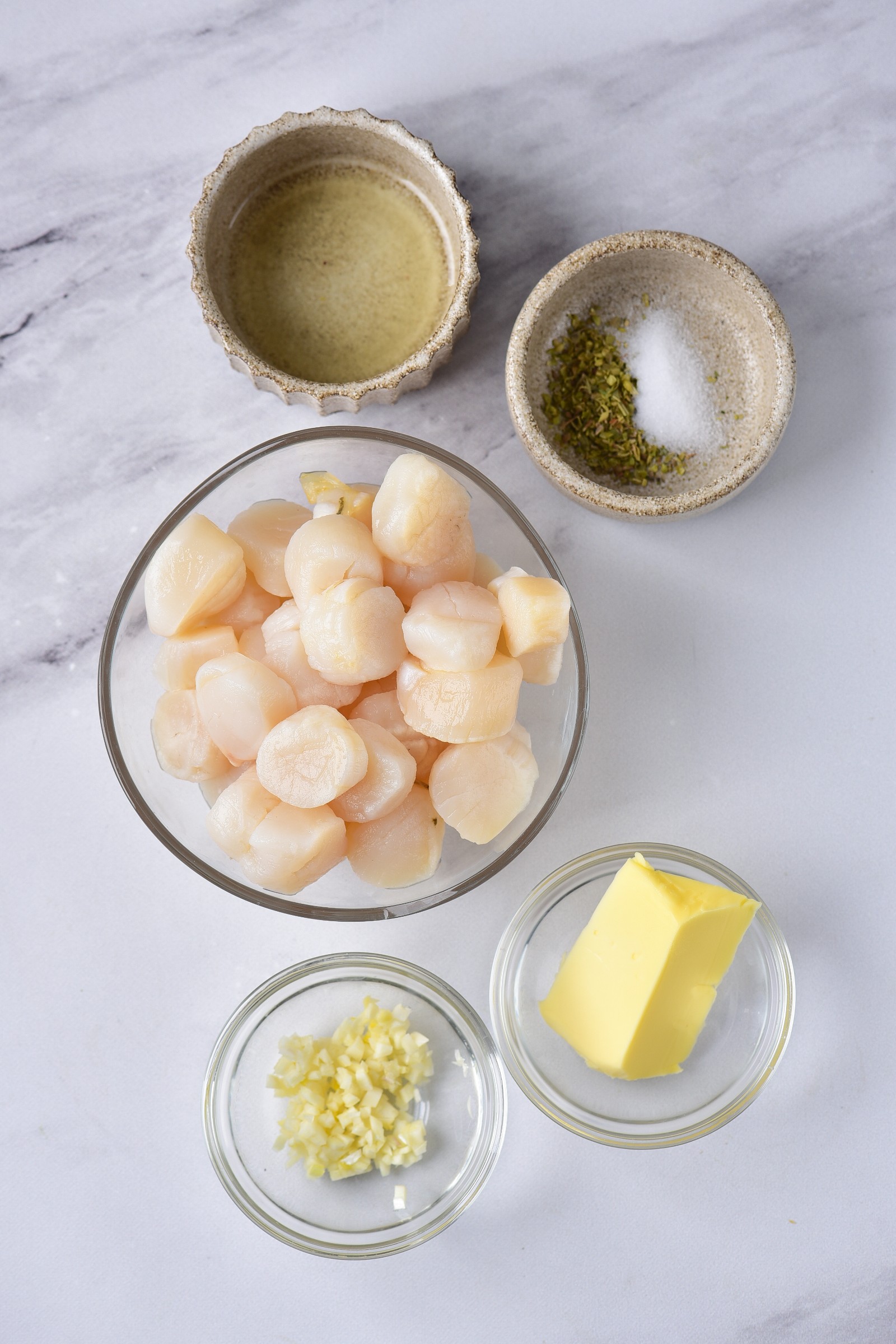 The ingredients to make air fryer scallops in bowls.