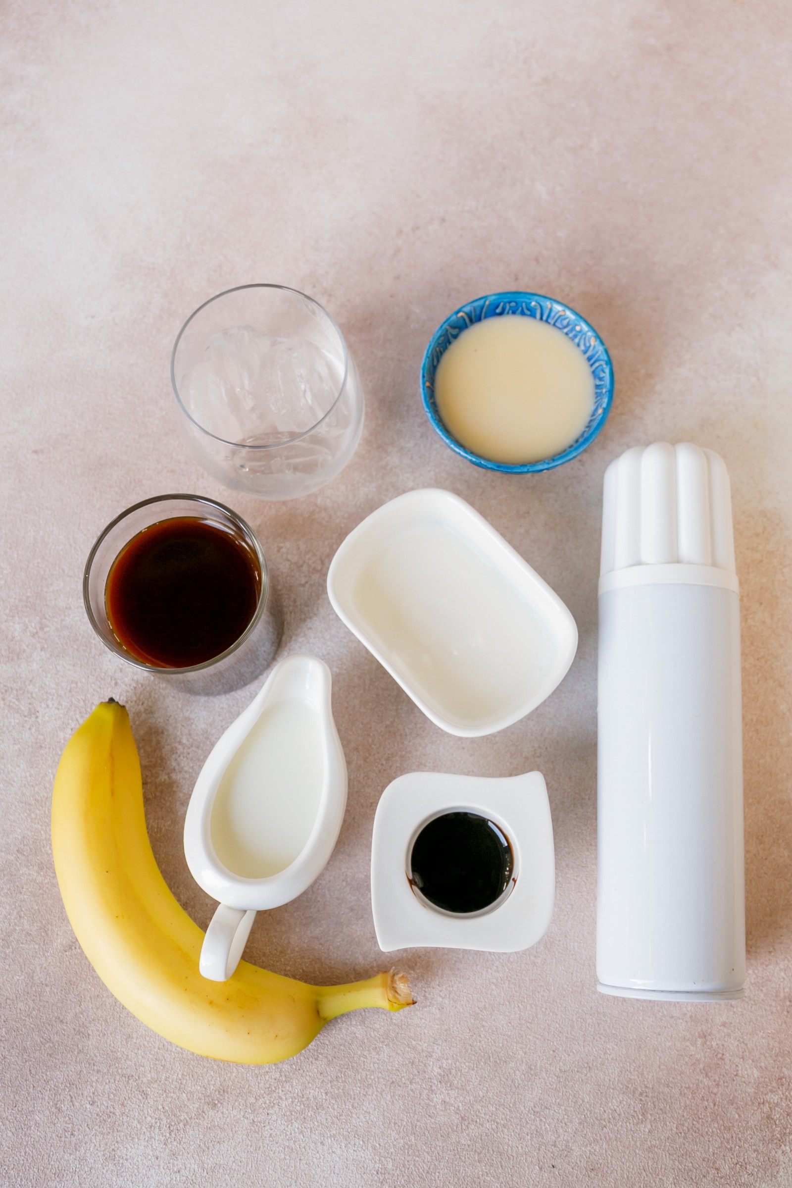 The ingredients needed to make banana Split frappuccino. 