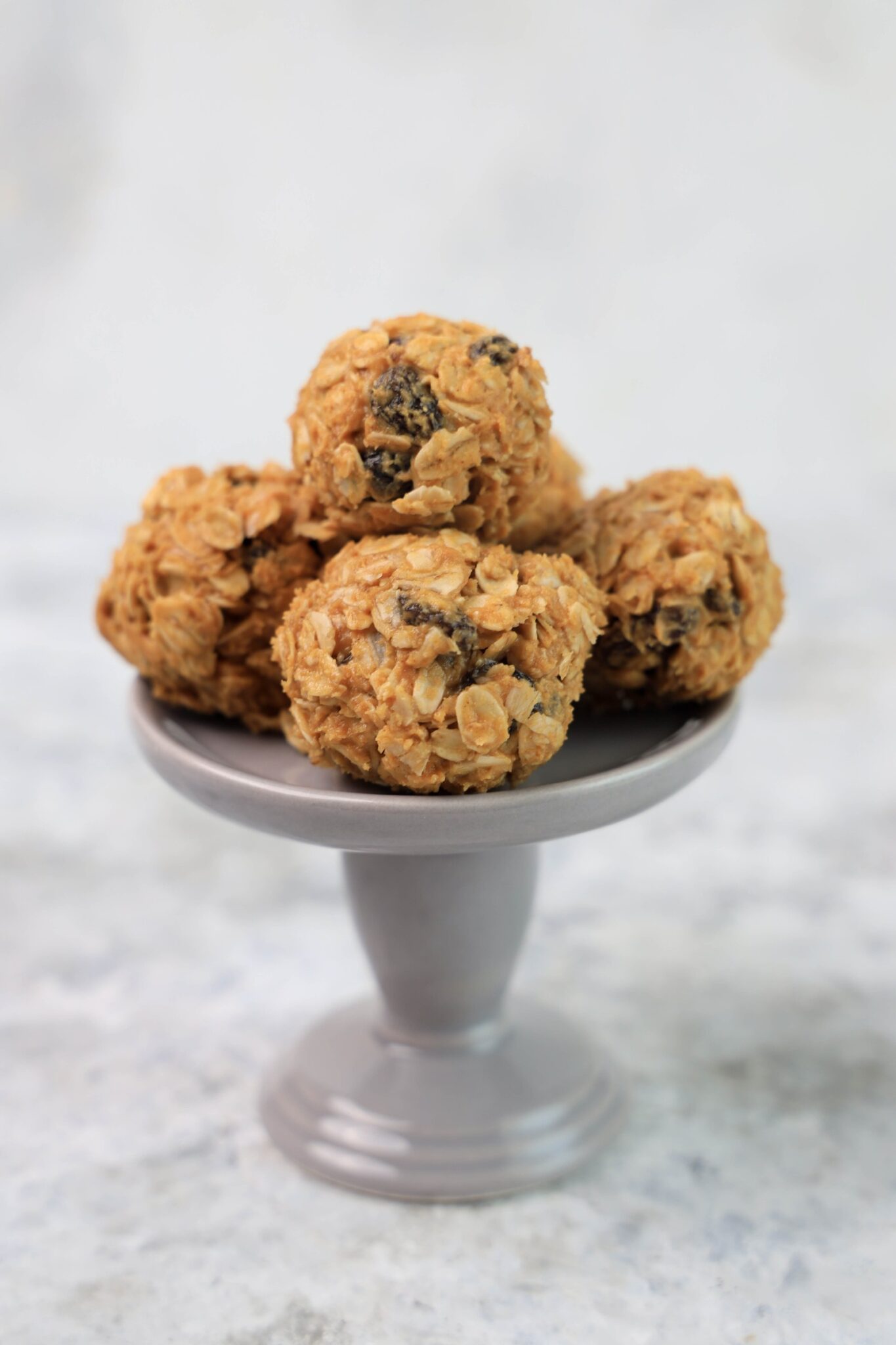 Bolas Raisin 4-Ingredient Oatmeal Raisin Balls - Ditch the Wheat
