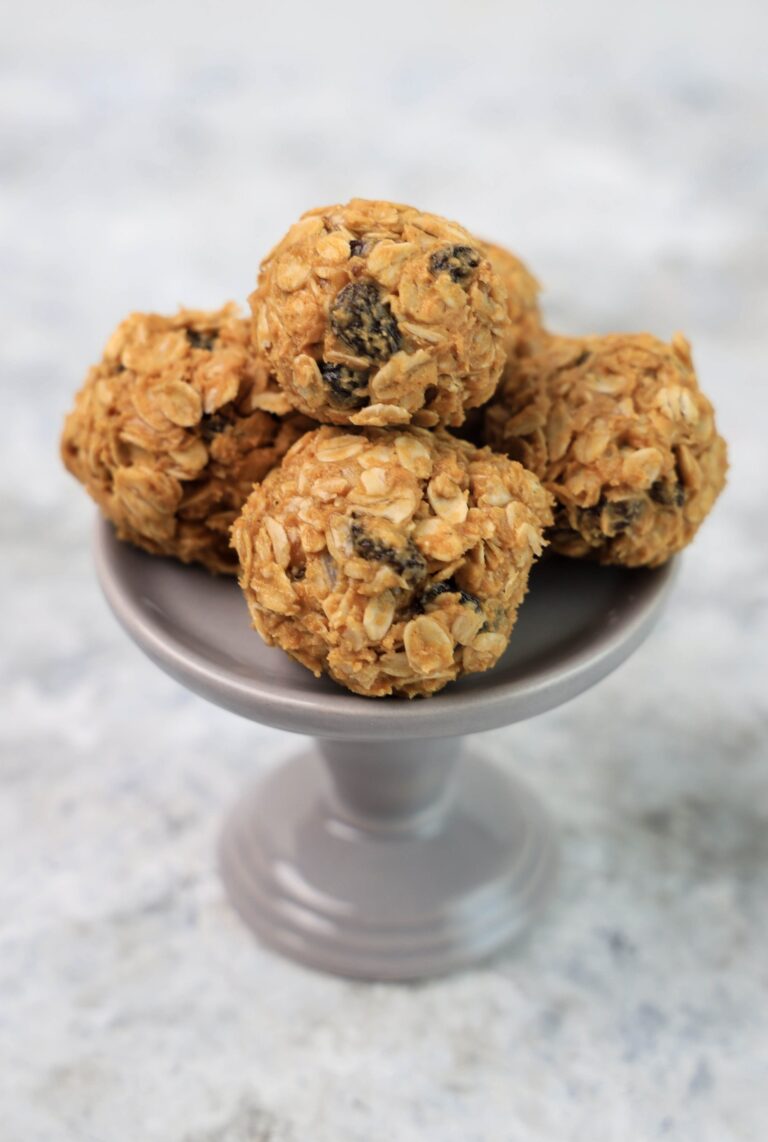 Bolas Raisin 4-Ingredient Oatmeal Raisin Balls - Ditch the Wheat